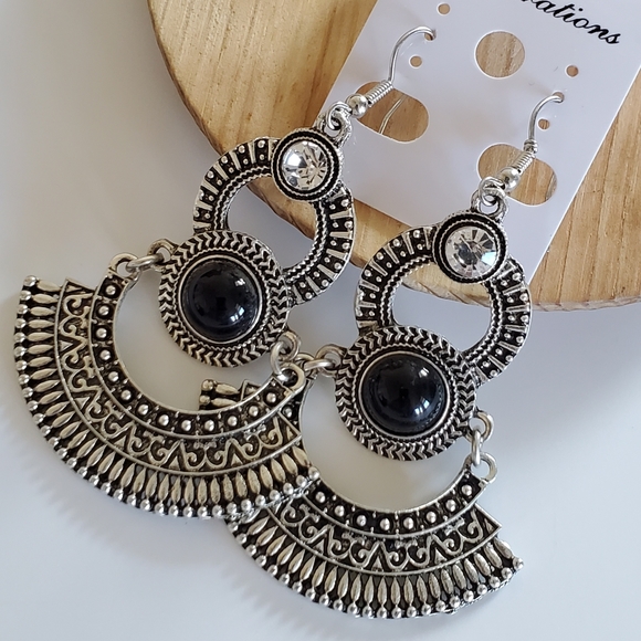 Earrings NWOT - Picture 1 of 2